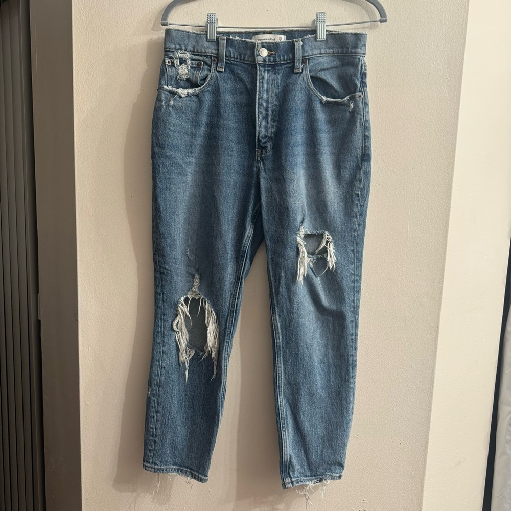 Abercrombie and Fitch Women’s High Rise Mom Jean Distressed Size 29/8